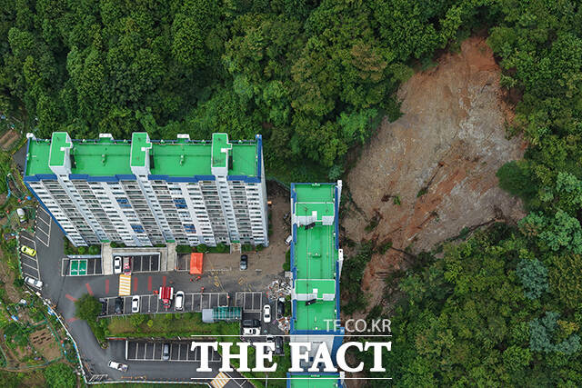 경상남도 거제시를 중심으로 기록적인 폭우가 내린 가운데 18일 오전 경남 거제시 거제대로 인근 아파트에 산사태로 흘러내린 토사가 건물 내부에 들어와 시설을 비롯한 집 내부가 파손돼 있다. /거제=김성렬 기자