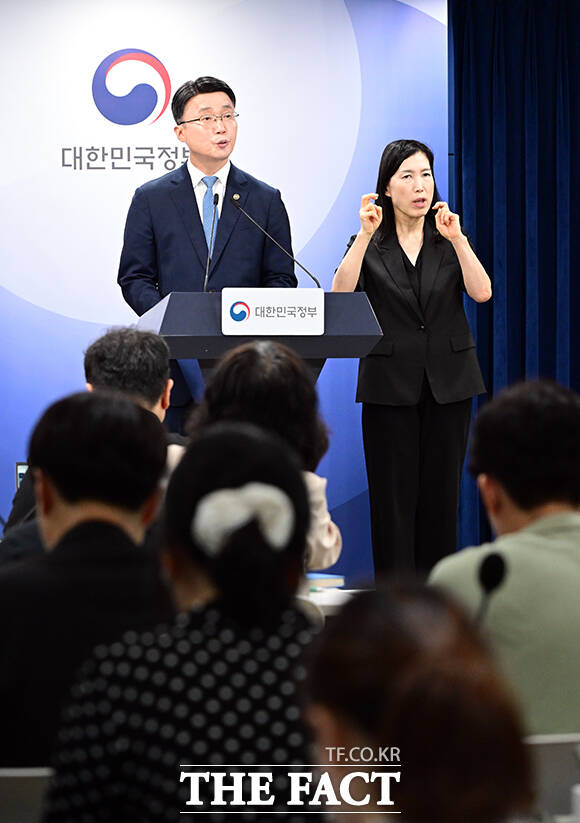 류제명 과학기술정보통신부 제2차관이 18일 오전 서울 종로구 정부서울청사에서 독자 AI파운데이션 모델 프로젝트 2차 단계평가 결과를 발표하고 있다. /임영무 기자