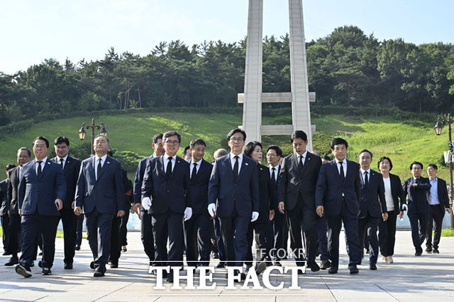 김민석 더불어민주당 신임 당대표가 국립5.18민주묘지를 찾아 참배를 마치고 이동하고 있다. /전남광주=뉴시스