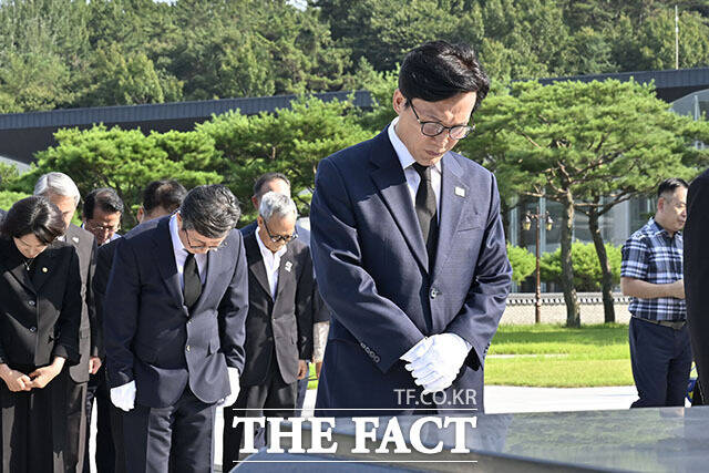 김민석 더불어민주당 신임 당대표가 18일 오후 전남광주 북구 운정동 국립5.18민주묘지를 찾아 오월영령에 묵념하고 있다. /전남광주=뉴시스