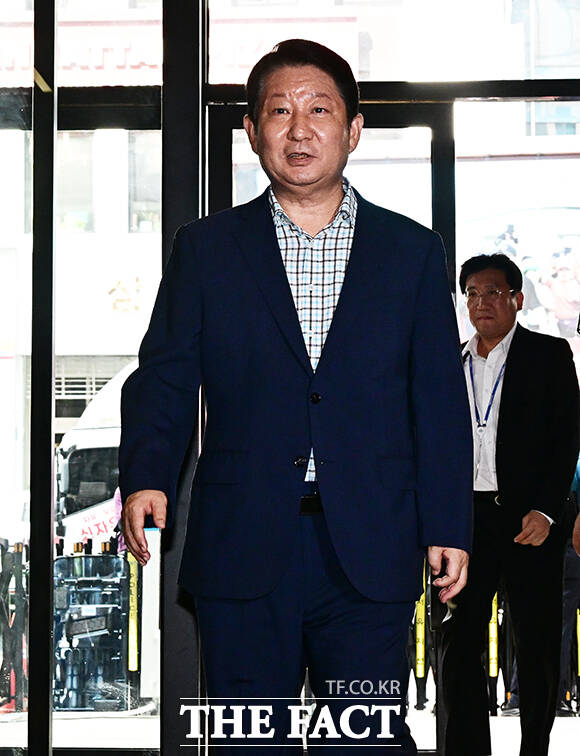 권영진 국민의힘 의원이 18일 오후 서울 여의도 국민의힘 중앙당사에서 열린 윤리위원회에 출석하고 있다. /배정한 기자