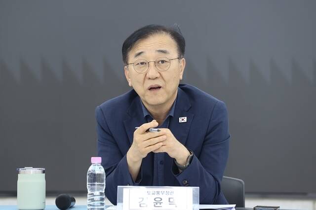 김윤덕 국토교통부 장관이 한국토지주택공사(LH) 등 수도권 주택 공급을 담당하는 공공기관에