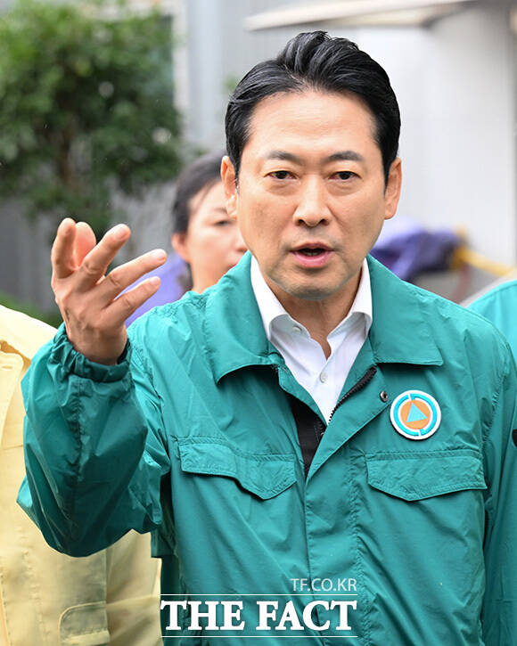 장동혁 대표가 싱크홀 현장을 살펴보고 있다.
