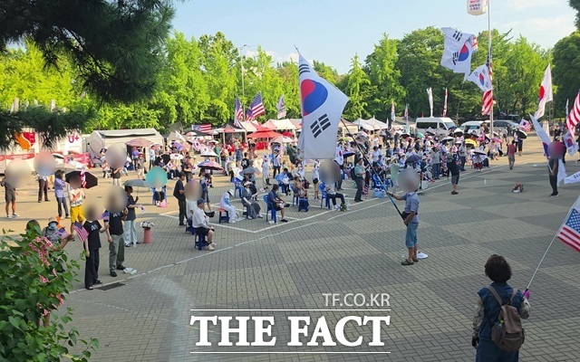 18일 서울 송파 올림픽공원에서 부정선거 구호를 외치는 시민들. /서울 올림픽공원=오승혁 기자
