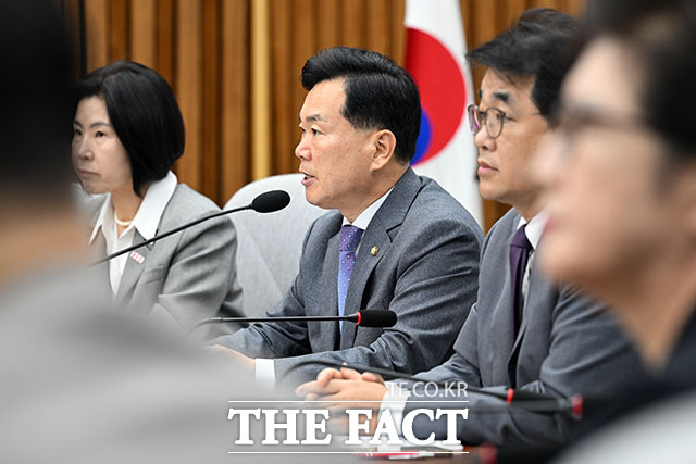 김승수 국민의힘 원내운영수석부대표(가운데)가 18일 오전 서울 여의도 국회에서 열린 원내대책회의에 참석해 모두발언을 하고 있다. /국회=서예원 기자