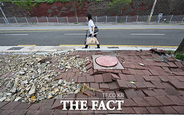 경상남도 거제시를 중심으로 기록적인 폭우가 내린 가운데 18일 오전 경남 거제시 상동동 인근 인도가 파손돼 있다. /거제=박헌우 기자