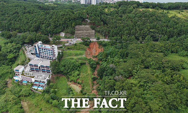 경상남도 거제시를 중심으로 기록적인 폭우가 내린 가운데 18일 오후 경남 거제시 일운면 일대 야산에서 토사가 흘러 내리고 있다. /거제=박헌우 기자