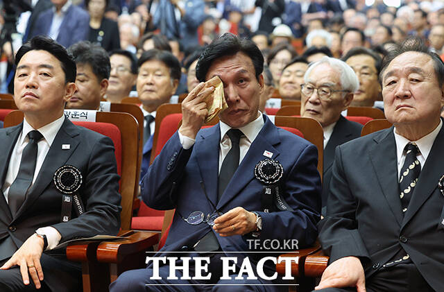 눈물 훔치는 김민석 더불어민주당 대표.