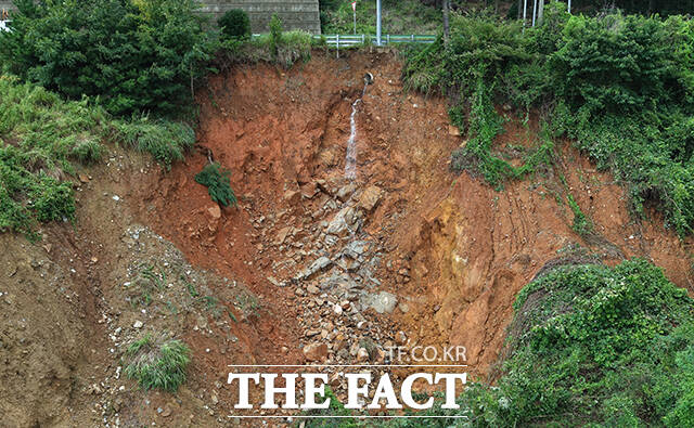 경상남도 거제시를 중심으로 기록적인 폭우가 내린 가운데 18일 오후 경남 거제시 일운면 일대 야산에서 토사가 흘러 내리고 있다. /거제=박헌우 기자