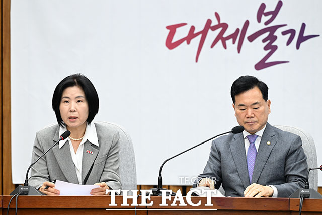 김승수 국민의힘 원내운영수석부대표(가운데)가 18일 오전 서울 여의도 국회에서 열린 원내대책회의에 참석해 모두발언을 하고 있다. /국회=서예원 기자