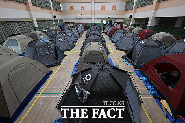 경상남도 거제시를 중심으로 기록적인 폭우가 내린 가운데 18일 오후 대한적십자사 관계자들이 경남 거제시 옥포초등학교에 마련된 주민 임시 대피소에서 구호 물품을 옮기고 있다. /거제=김성렬 기자