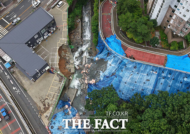 경상남도 거제시를 중심으로 기록적인 폭우가 내린 가운데 18일 오전 경남 거제시 상동동 인근 절개면이 무너져 있다. /거제=박헌우 기자