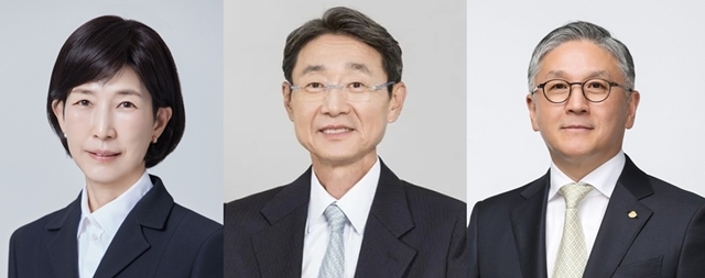 18일 금융감독원 전자공시시스템에 따르면 김정수(왼쪽) 삼양식품 회장은 상반기 급여와 기타 근로소득을 포함해 8억9417만원을, 신동원(가운데) 농심 회장은 농심에서만 상반기 급여로 8억3600만원을 받았다. 함영준 오뚜기 회장은 상반기 5억4000만원을 수령했다. /더팩트 DB