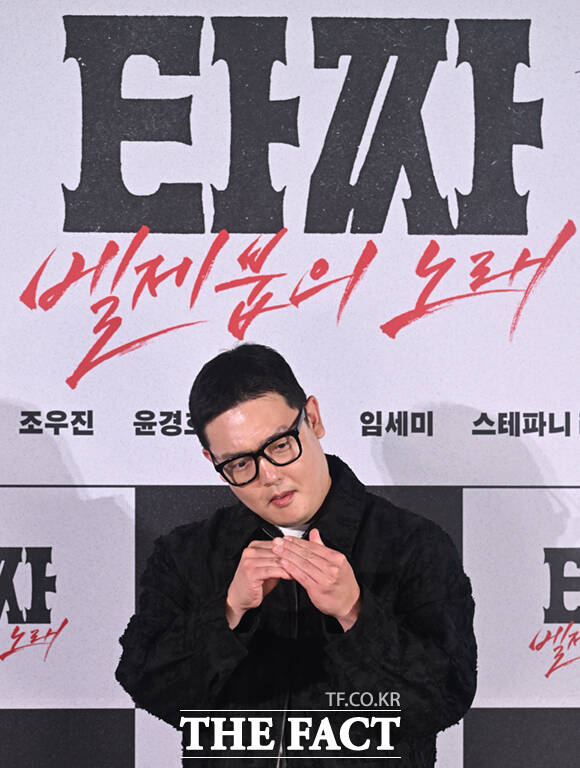 배우 변요한과 노재원, 최국희 감독, 임세미, 문지훈(스윙스), 김민호(왼쪽부터)가 18일 서울 용산구 CGV 용산 아이파크몰에서 열린 영화 '타짜: 벨제붑의 노래' 제작보고회에 참석해 포즈를 취하고 있다.