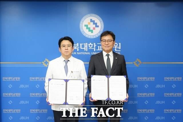 전북대학교병원이 지난 13일 병원 본관 3층 가온홀에서 양종철 병원장(왼쪽)과 허정두 국가독성과학연구소장이 참석한 가운데 연구 협력 체계 구축을 위한 업무협약(MOU)​을 체결하고 기념 촬영을 하고 있다. /전북대병원