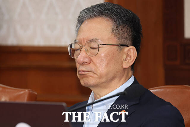 정성호 법무부 장관이 7월 28일 서울 종로구 세종대로 정부서울청사에서 열린 국무회의에서 눈을 감고 있다. /임영무 기자