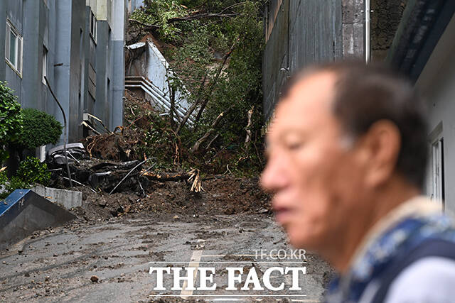 경상남도 거제시를 중심으로 기록적인 폭우가 내린 가운데 18일 오전 경남 거제시 거제대로 인근 아파트에 산사태로 흘러내린 토사가 건물 내부에 들어와 시설을 비롯한 집 내부가 파손돼 있다. /거제=김성렬 기자