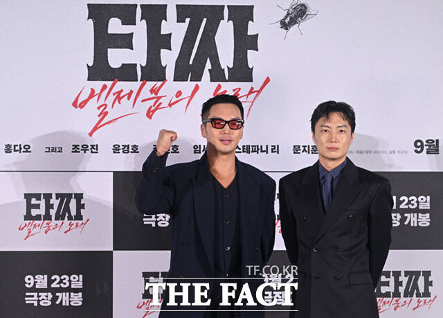 배우 변요한과 노재원, 최국희 감독, 임세미, 문지훈(스윙스), 김민호(왼쪽부터)가 18일 서울 용산구 CGV 용산 아이파크몰에서 열린 영화 '타짜: 벨제붑의 노래' 제작보고회에 참석해 포즈를 취하고 있다.