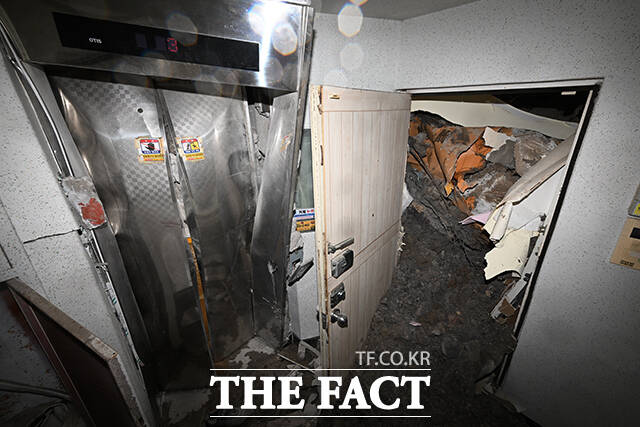 경상남도 거제시를 중심으로 기록적인 폭우가 내린 가운데 18일 오전 경남 거제시 거제대로 인근 아파트에 산사태로 흘러내린 토사가 건물 내부에 들어와 시설을 비롯한 집 내부가 파손돼 있다. /거제=김성렬 기자