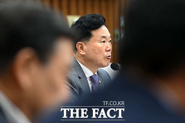 김승수 국민의힘 원내운영수석부대표(가운데)가 18일 오전 서울 여의도 국회에서 열린 원내대책회의에 참석해 모두발언을 하고 있다. /국회=서예원 기자
