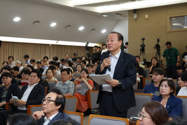 서울 마포구는 지난 13일 '2026년 하반기 도로관리심의회'에서 대장홍대선 109정거장과 110정거장에 대한 도로관리 안건을 가결했다고 18일 밝혔다. 사진은 유동균 마포구청장이 지난달 '제3차 서울특별시 도시철도망 구축계획 주민공청회'에 참석해 상암동 중심지를 관통하는 강북횡단선 노선 신설의 필요성을 설명하고 있는 모습. /마포구