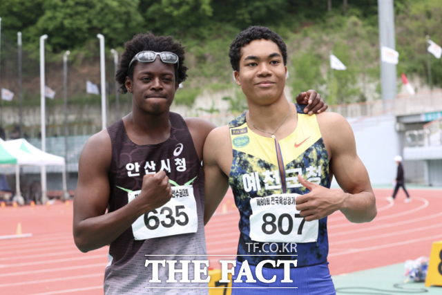 지난 5월12일 제80회 전국육상경기선수권대회’ 남자 100m 결선에서 나란히 1,2위를 차지한 조엘진(오른쪽)과 비웨사가 기념촬영하고 있다. 둘은 9년전 김국영이 세운 100m 한국기록 10초07를 경신할 기대주로 주목받고 있다./대한육상연맹