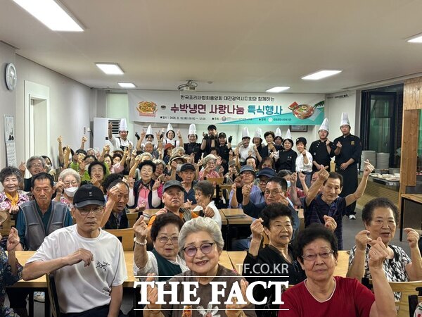 한국조리사협회중앙회 대전시지회가 18일 어르신들의 건강한 여름나기를 지원하기 위해 법동종합사회복지관에서 '수박냉면 사랑나눔 특식행사'로 여름 특식을 제공했다. /법동종합사회복지관