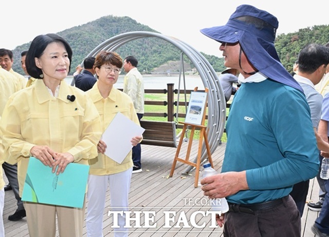 이진숙 의원(왼쪽)이 지난 11일 달성군의원들과 함께 대구시 달성군 달창저수지를 방문해 시민과 얘기를 나누고 있다. /이진숙 의원실