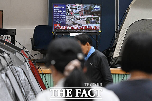 경상남도 거제시를 중심으로 기록적인 폭우가 내린 가운데 18일 오후 대한적십자사 관계자들이 경남 거제시 옥포초등학교에 마련된 주민 임시 대피소에서 구호 물품을 옮기고 있다. /거제=김성렬 기자