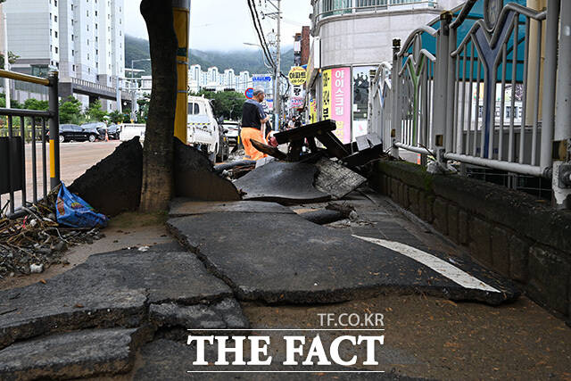 경상남도 거제시를 중심으로 기록적인 폭우가 내린 가운데 18일 오후 경남 거제시 장평동 장평초등학교 인근 인도가 파손돼 있다. /거제=송호영 기자