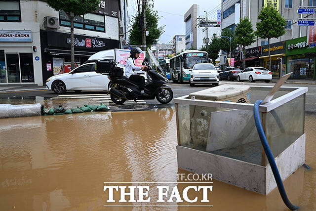 고현로가 침수돼 있다.