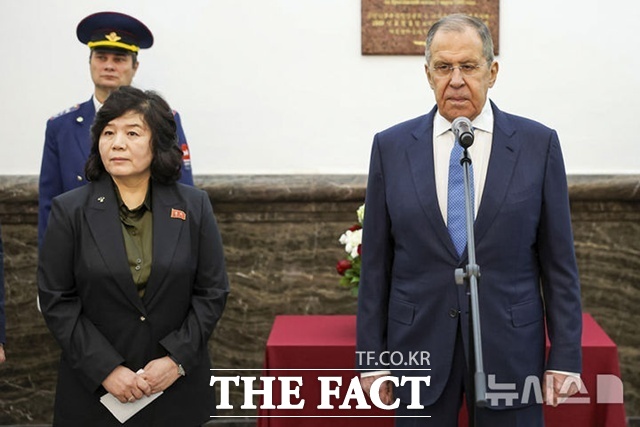 북한은 18일 세르게이 라브로프 러시아 외무장관(오른쪽)이 최선희 외무상에게 광복절을 맞아 축전을 보냈다고 밝혔다. 사진은 2024년 11월 명판 제막식에 참석한 최 외무상과 라브로프 장관. /AP. 뉴시스.