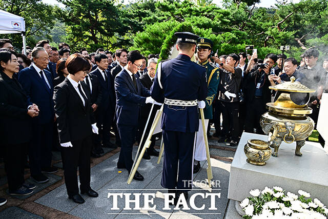 김민석 더불어민주당 신임 대표가 18일 오전 서울 동작구 국립서울현충원에서 김대중 대통령 묘역을 찾아 참배에 앞서 권노갑 상임고문과 인사를 하고 있다.