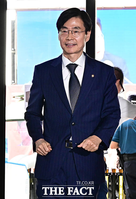 조경태 국민의힘 의원이 18일 오후 서울 여의도 국민의힘 중앙당사에서 열린 윤리위원회에 출석하고 있다. /배정한 기자