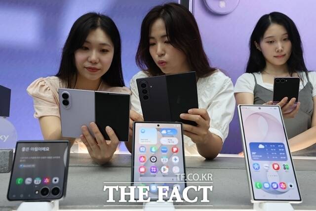 KT 모델들이 지난 6월 23일 KT광화문사옥에서 '갤럭시Z폴드8울트라'(오른쪽부터), '갤럭시Z폴드8', '갤럭시Z플립8' 실물을 공개하고 있다. /임영무 기자