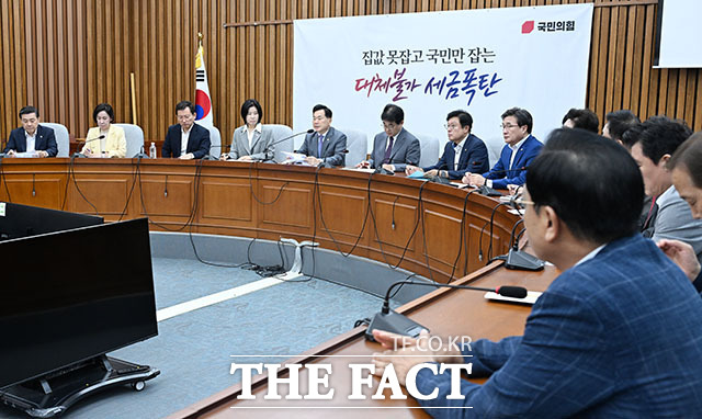 김승수 국민의힘 원내운영수석부대표(가운데)가 18일 오전 서울 여의도 국회에서 열린 원내대책회의에 참석해 모두발언을 하고 있다. /국회=서예원 기자