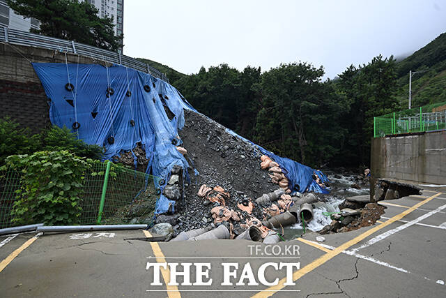 경상남도 거제시를 중심으로 기록적인 폭우가 내린 가운데 18일 오전 경남 거제시 상동동 인근 절개면이 무너져 있다. /거제=박헌우 기자