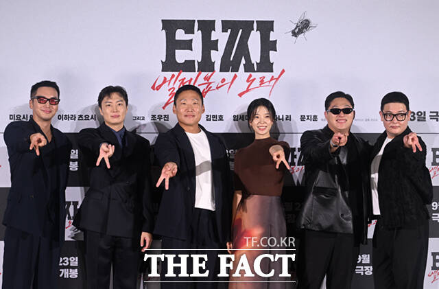 배우 변요한과 노재원, 최국희 감독, 임세미, 문지훈(스윙스), 김민호(왼쪽부터)가 18일 서울 용산구 CGV 용산 아이파크몰에서 열린 영화 '타짜: 벨제붑의 노래' 제작보고회에 참석해 포즈를 취하고 있다.