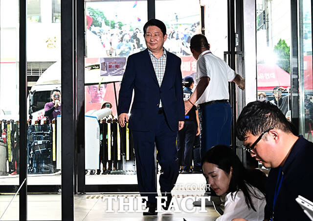권영진 국민의힘 의원이 18일 오후 서울 여의도 국민의힘 중앙당사에서 열린 윤리위원회에 출석하고 있다. /배정한 기자