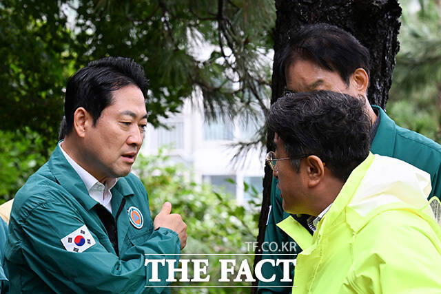 장동혁 대표가 싱크홀 현장을 살펴보고 있다.
