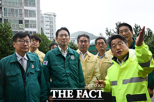 경상남도 거제시를 중심으로 기록적인 폭우가 내린 가운데 18일 오전 정점식 국민의힘 원내대표와 장동혁 국민의힘 대표(왼쪽부터)가 경남 거제시의 한 아파트에 발생한 싱크홀 현장을 방문해 사고 브리핑을 듣고 있다. /거제=송호영 기자
