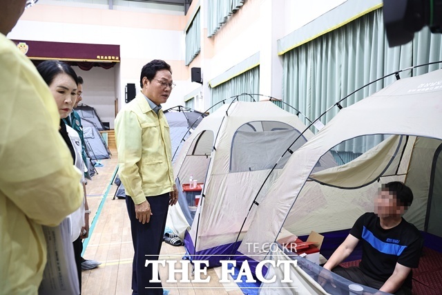 18일 거제 옥포초등학교 이재민 대피시설을 찾은 박완수 경남지사. /경남도