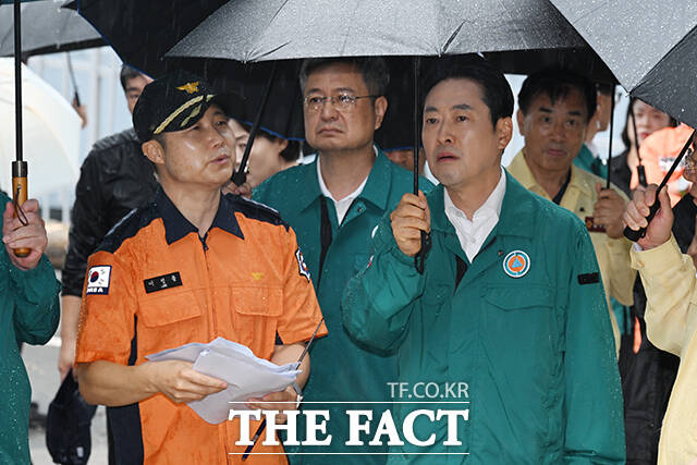 장동혁 국민의힘 당대표(가운데)가 18일 오전 호우로 인해 산사태가 발생한 경남 거제시 옥포동의 한 아파트 단지를 찾아 산사태 현장을 살펴보고 있다. /거제=김성렬 기자