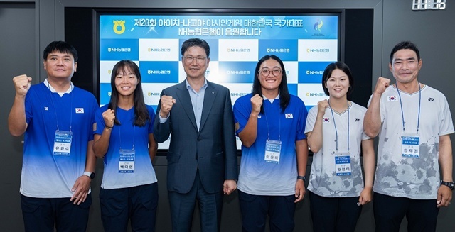 강태영 NH농협은행장(왼쪽에서 세번째)이 서울 중구 NH농협은행 본사에서 열린 '2026 아이치·나고야 아시안게임 출정식'에 참석해 선수들의 선전을 기원했다. /NH농협은