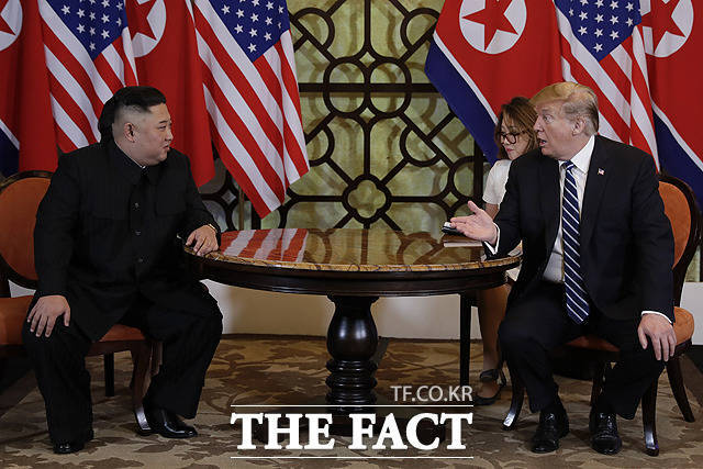 도널드 트럼프 대통령(오른쪽)이 북미 대화 재개를 위한 사전 작업에 나선 것 아니냐는 의견이 나온다. 사진은 2019년 9월 트럼프 대통령과 김정은 북한 국무위원장이 베트남 하노이 메트로폴 호텔에서 정상회담을 하는 모습. /AP. 뉴시스.