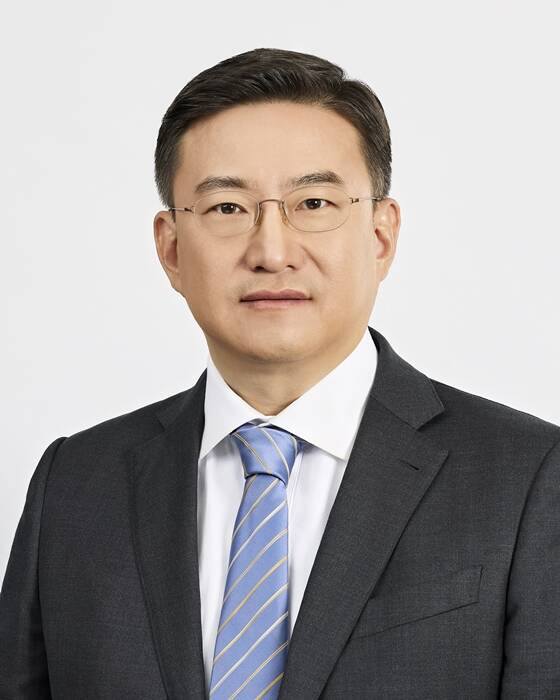 김남정 동원그룹 회장이 올해 상반기 동원산업 보수로 전년 동기 대비 38% 증가한 11억7100만원을 수령했다. 그중 글로벌 사업 확장 추진과 M&A 검토 등의 역할로 상반기 상여금 1억2000만원을 수령했다. /동원그룹