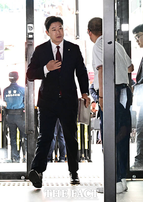 진종오 국민의힘 의원이 18일 오후 서울 여의도 국민의힘 중앙당사에서 열린 윤리위원회 전체회의에 출석하고 있다. /배정한 기자