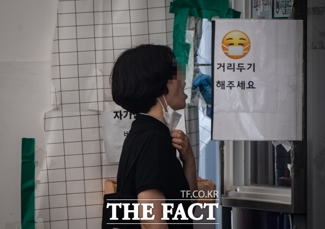 2023년 5월 12일 세종시청에 마련된 코로나19 임시선별진료소에서 한 시민이 검사를 받고 있다. /더팩트DB