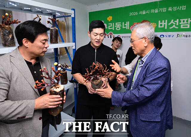 김재섭 국민의힘 의원(가운데)과 김선동 전 의원(왼쪽)이 녹각영지버섯 재배 설명을 듣고 있다.