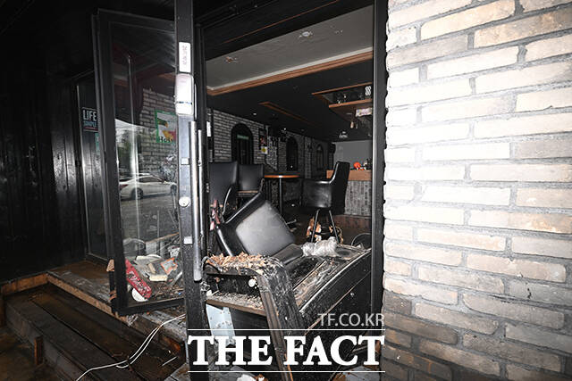 경상남도 거제시를 중심으로 기록적인 폭우가 내린 가운데 18일 오후 경남 거제시 옥포동 일대에서 주민들이 침수된 상가와 주택등에 쌓인 토사와 집기류를 치우며 수해 복구 작업을 하고 있다. /거제=김성렬 기자